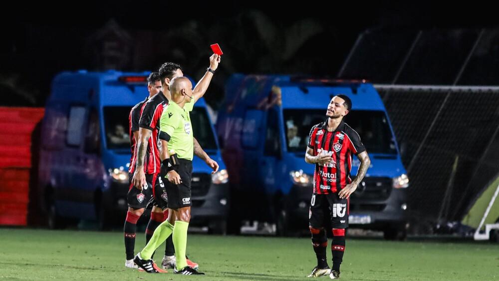 Árbitro expulsa Matheuzinho