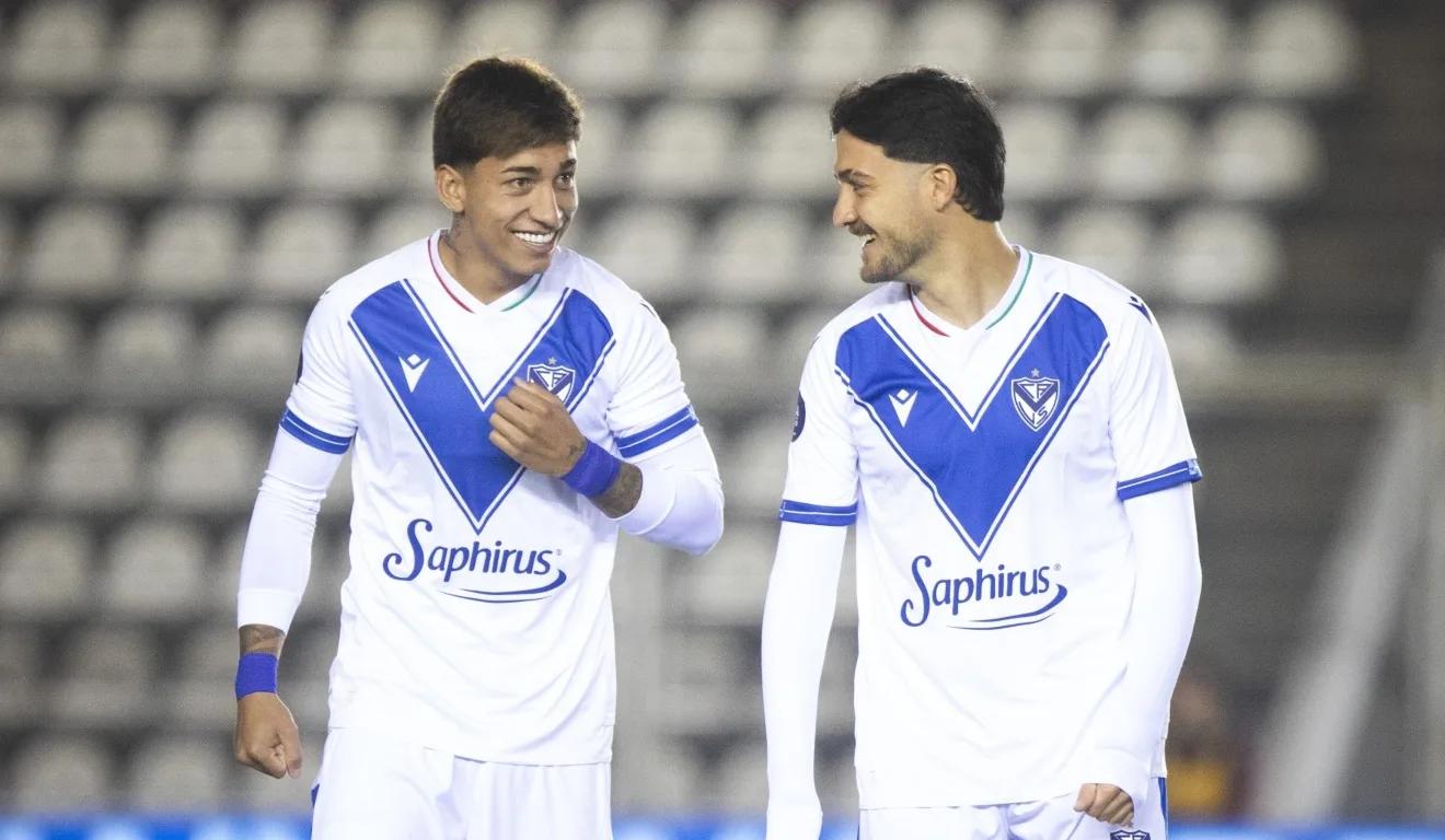 Jogadores do Vélez conversando em campo