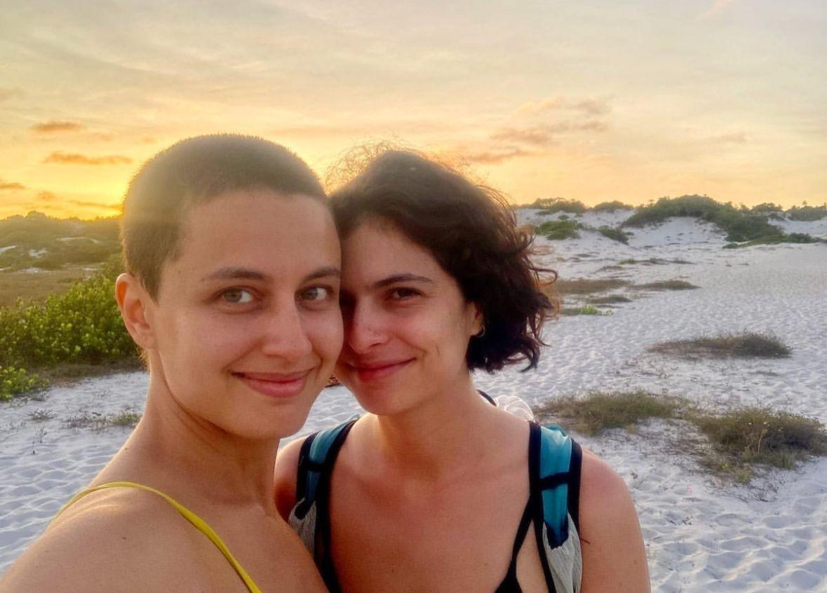 Julia Anquier com a cantora Maria Beraldo