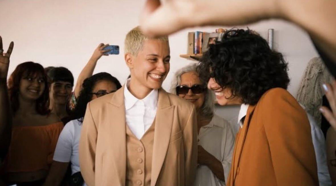 Filha de Debora Bloch, Julia Anquier se casa com a cantora Maria Beraldo