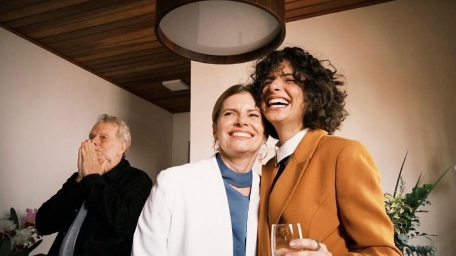 Debora Bloch abre álbum de fotos do casamento de sua filha com cantora.