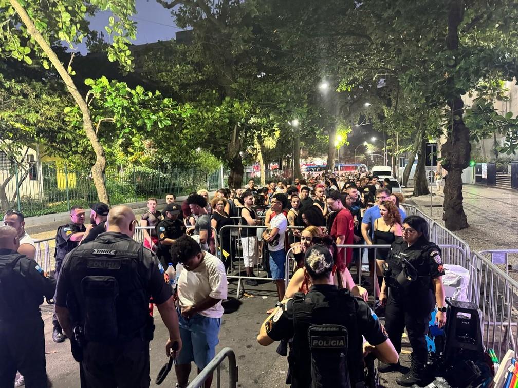 Fãs passam por revista para entrar em Copacabana — Foto: Rafael Nascimento/g1 Rio.