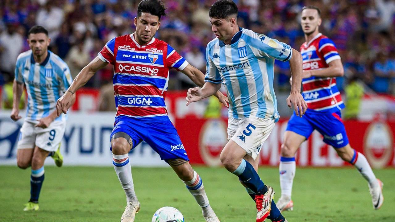 Juan Nardoni do Racing e Pol Fernández do Fortaleza durante a partida