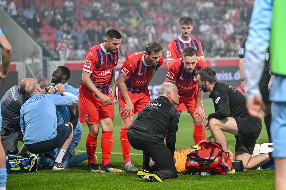 Atendimento ao goleiro Müller, do Heidenheim, após choque de cabeça