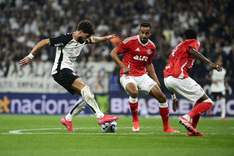 Yuri Alberto e Vitão em ação no jogo Corinthians vs Internacional