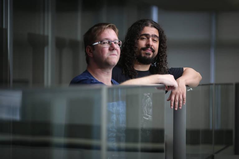 Pirula com Reinaldo José Lopes em visita à Folha