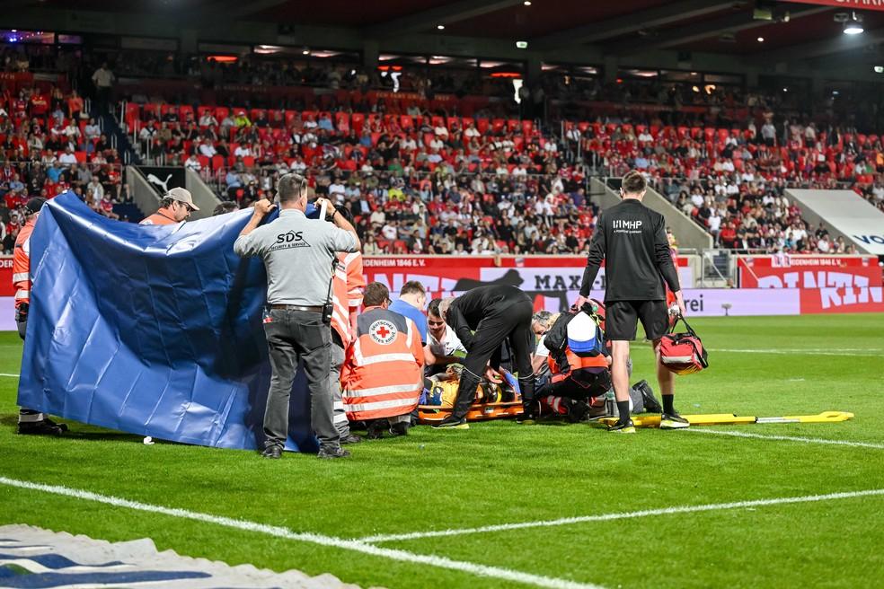 Atendimento ao goleiro Müller, do Heidenheim, após choque de cabeça