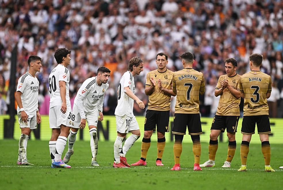 Real Madrid e Real Sociedad pausam partida para aplaudir saída de Luka Modrić em despedida