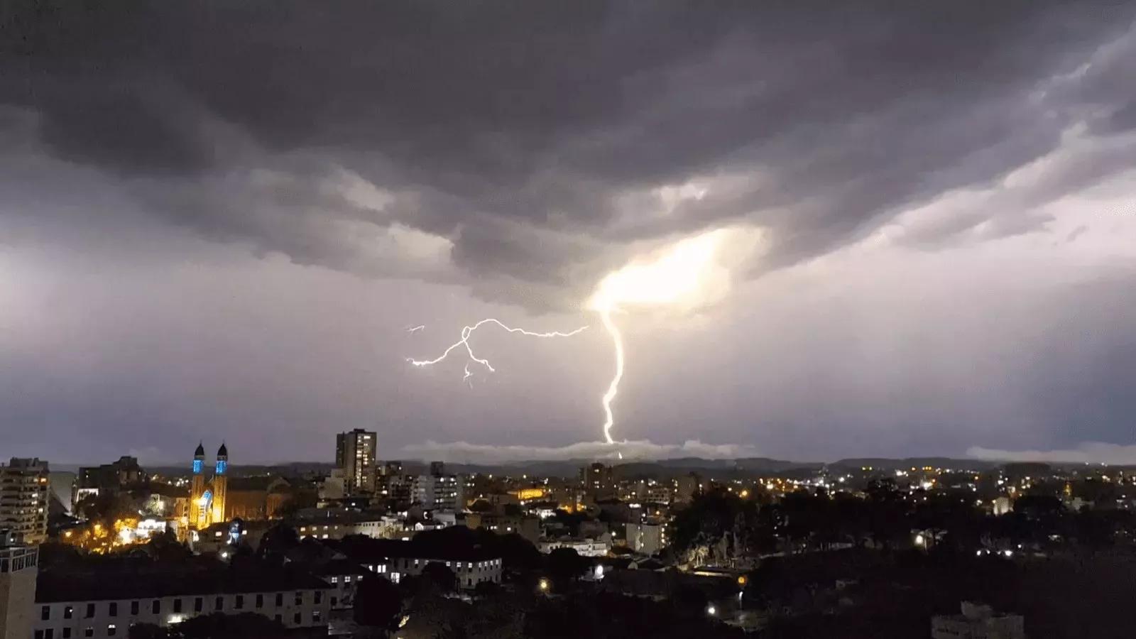 Foto mostra chuva e tempestades na Serra