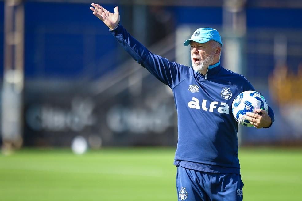 Mano Menezes em treino do Grêmio