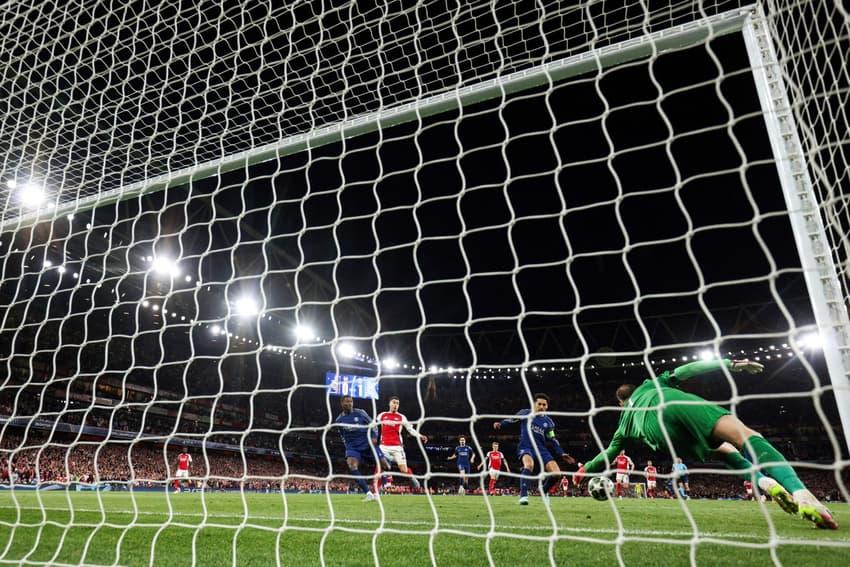 Gianluigi Donnarumma faz grande defesa durante o jogo entre PSG e Arsenal.