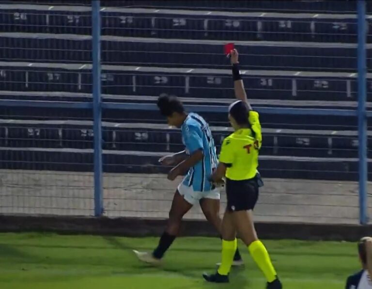 Jogadora do Grêmio é expulsa em situação inusitada durante partida contra o Corinthians