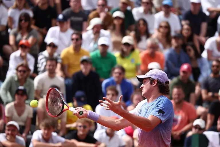 João Fonseca Avança na Terceira Rodada de Roland Garros com Vitória Sobre Pierre-Hugues Herbert