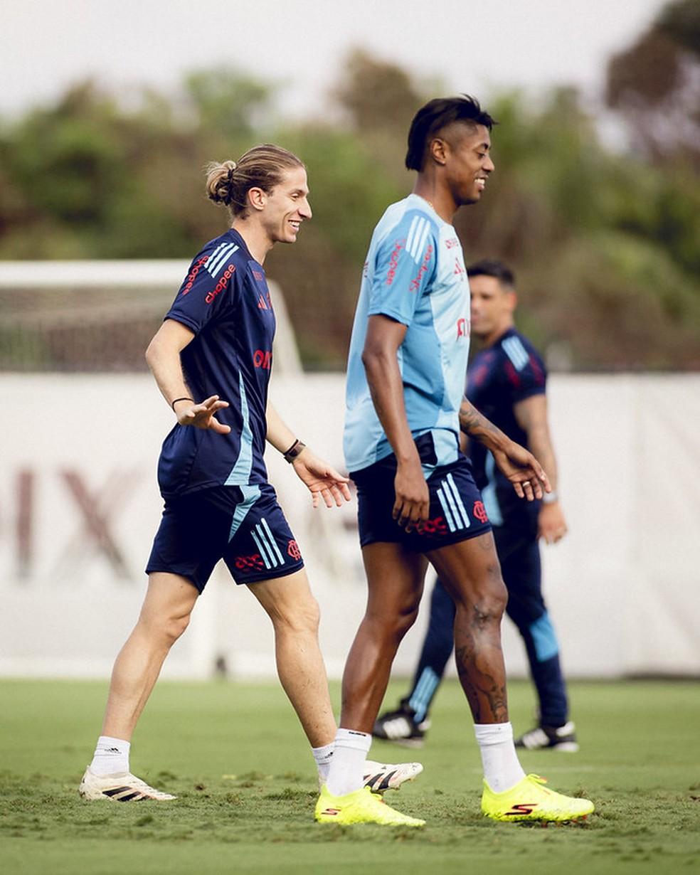 Filipe Luís e Bruno Henrique em treino do Flamengo