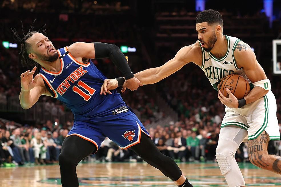 Jalen Brunson e Jayson Tatum na partida entre Knicks e Celtics