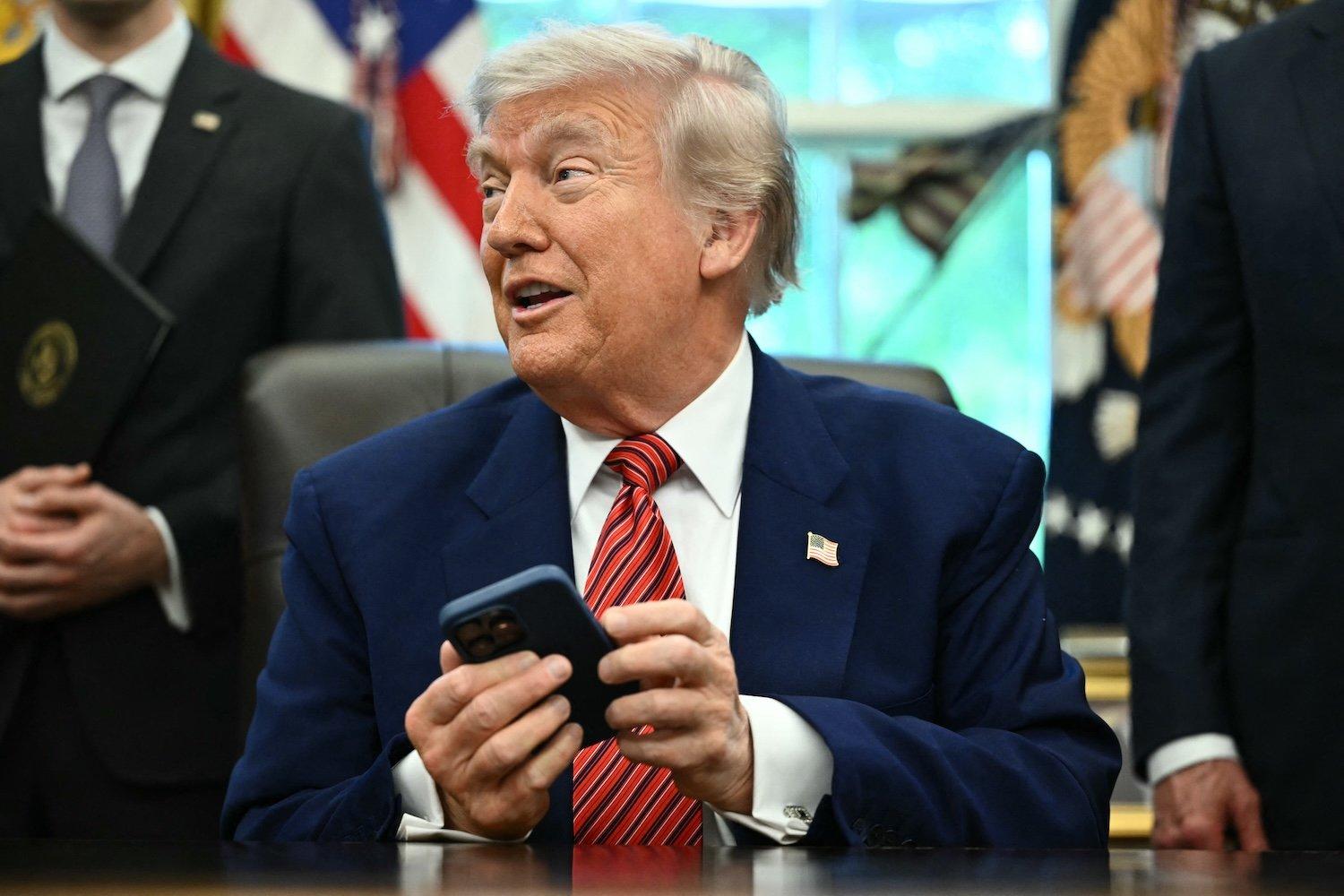 Presidente Donald Trump tentando apagar o toque do iPhone durante uma coletiva de imprensa