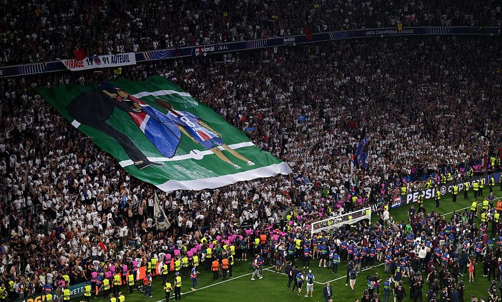 Torcida do PSG ergue bandeirão em homenagem à filha de Luis Enrique — Foto: Dan Mullan/Getty Images