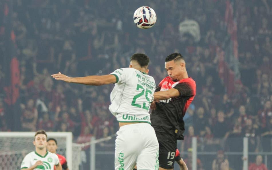 Luiz Fernando e Victor Caetano em Athletico-PR x Chapecoense, na Ligga Arena