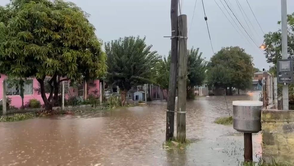 Água já sai de bueiros devido ao temporal em Porto Alegre