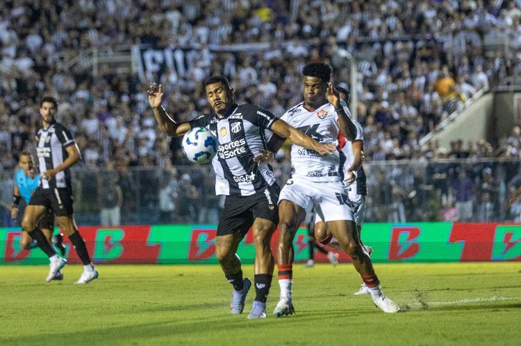 Fernando Sobral, do Ceará, em ação no jogo contra o Vitória pelo Brasileirão