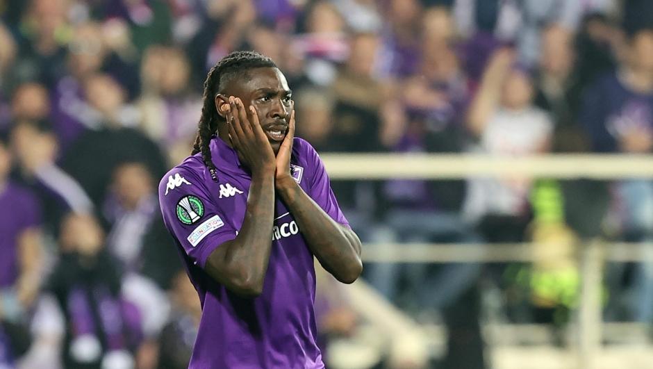 Moise Kean da Fiorentina em ação durante a partida