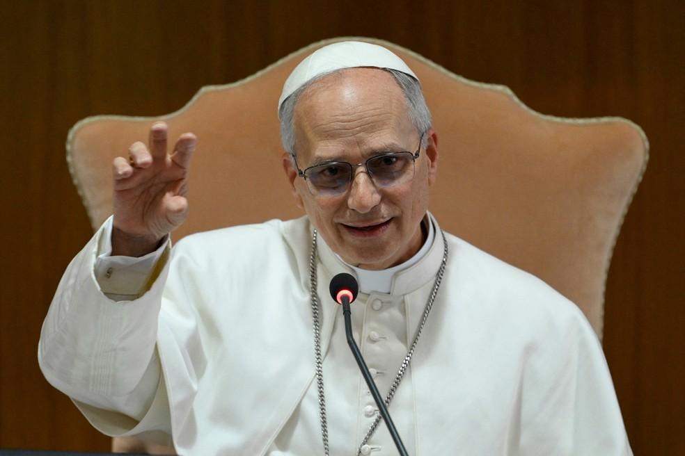 Papa Leão XIV fala aos cardeais no Vaticano