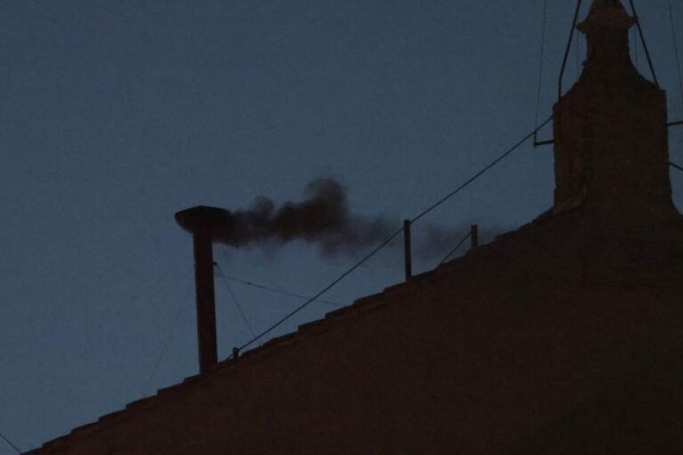 Conclave da Igreja Católica: Fumaça Preta e Cardeais em Cerimônia de Juramento