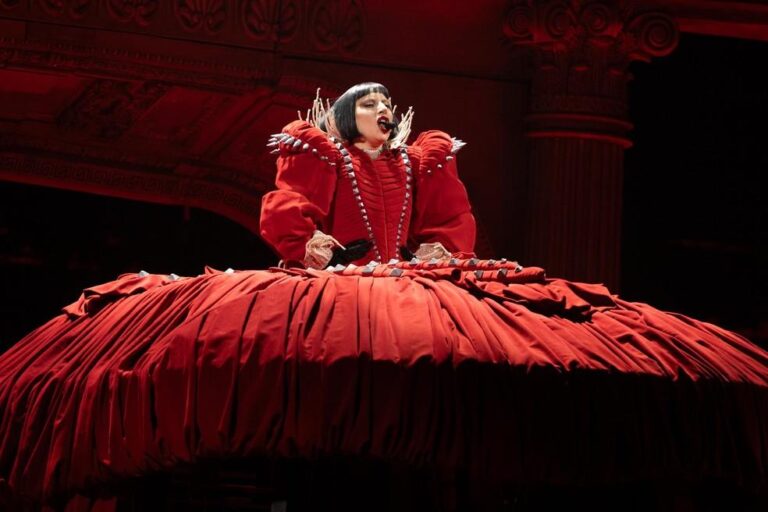 Lady Gaga Brilha em Show Histórico na Praia de Copacabana