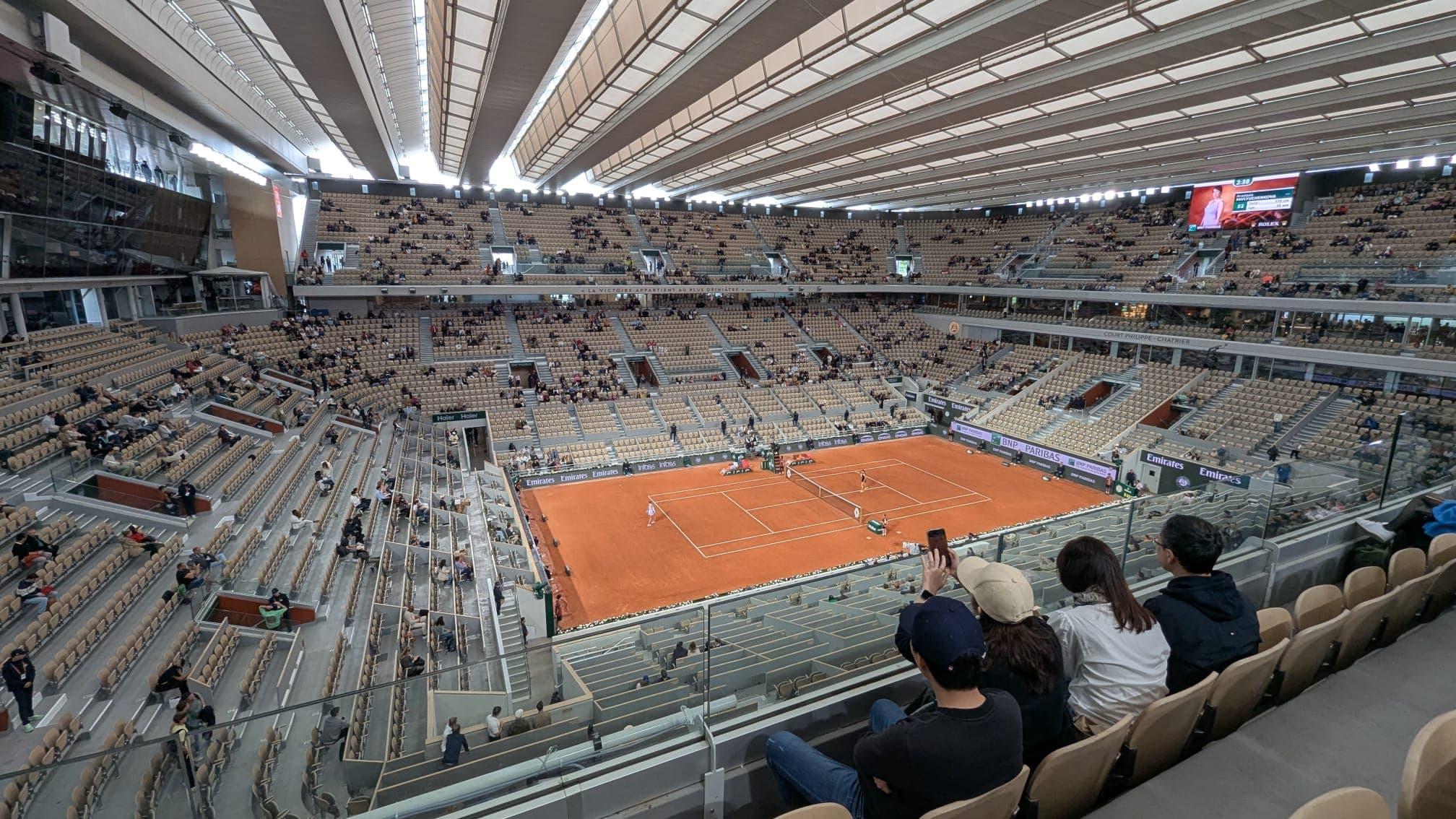 Court Philippe Chatrier vazio durante a chuva em Roland Garros