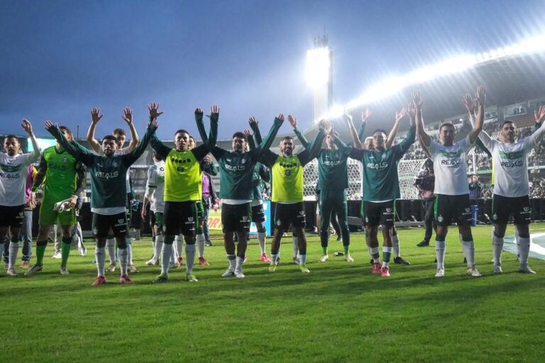 Coritiba Enfrenta Desafios na Série B: Uma Análise do Mês de Maio e Protestos da Torcida