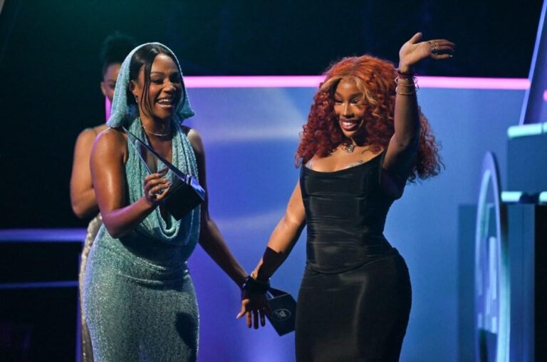 Billie Eilish brilha nas American Music Awards 2025