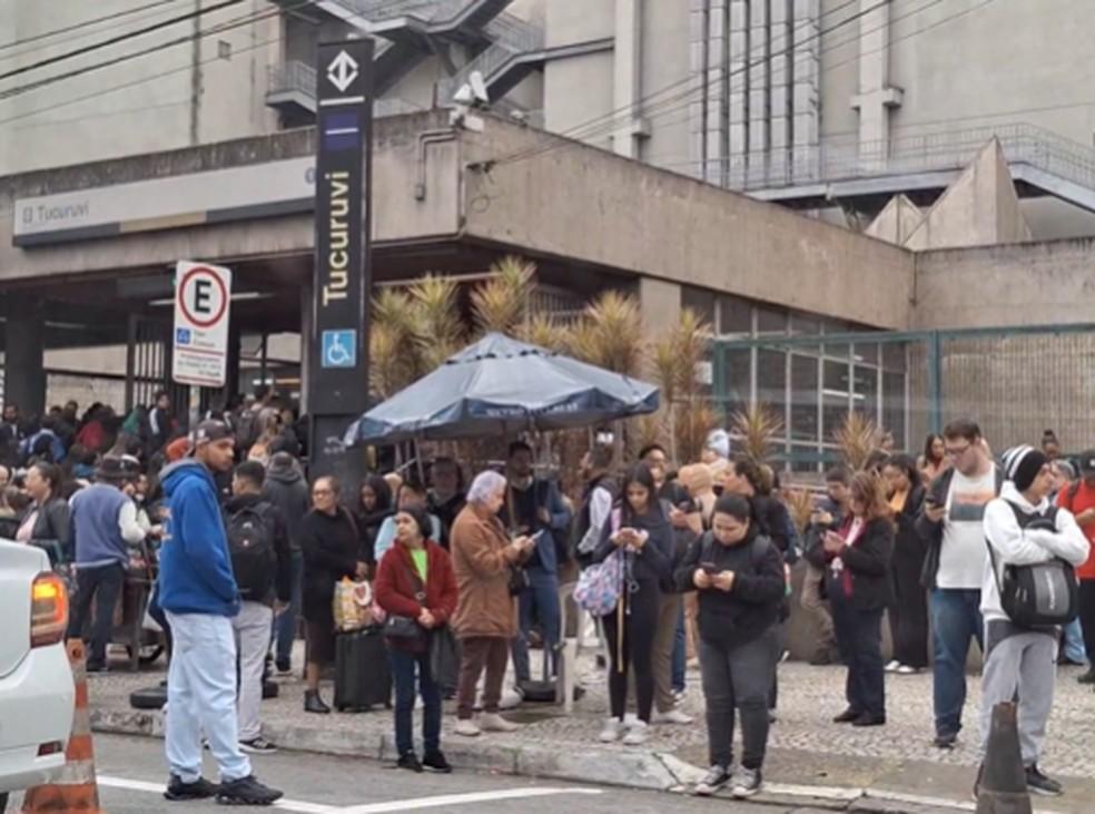 Estação do Tucuruvi do Metrô cheia de gente após problema na Linha 1-Azul e na Linha 3-Vermelha