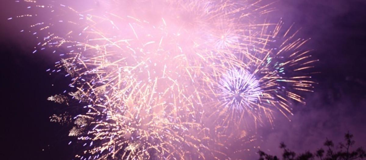 Castillo de fuegos artificiales en la ciudad de Valencia