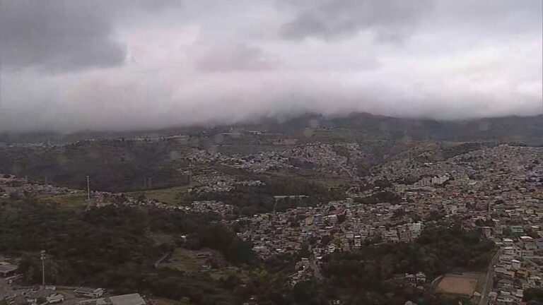 Tempo nublado e garoa marcam a manhã em Belo Horizonte