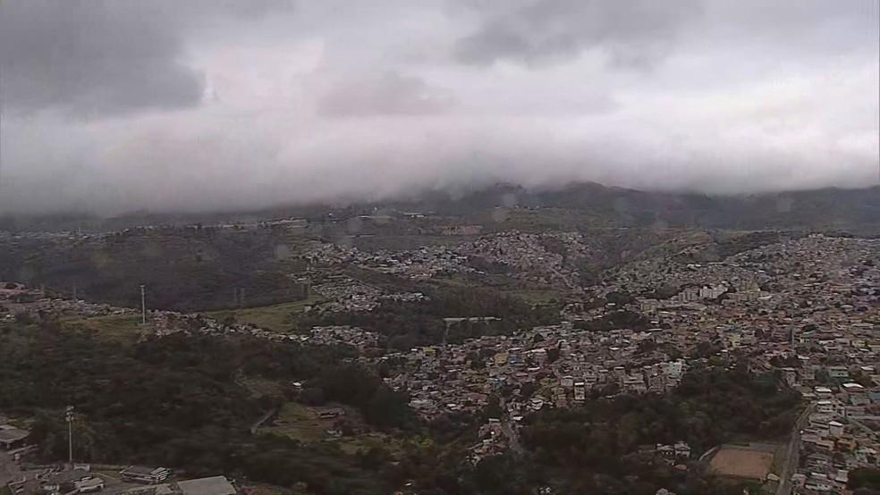 Belo Horizonte acordou com tempo encoberto nesta terça-feira (27)