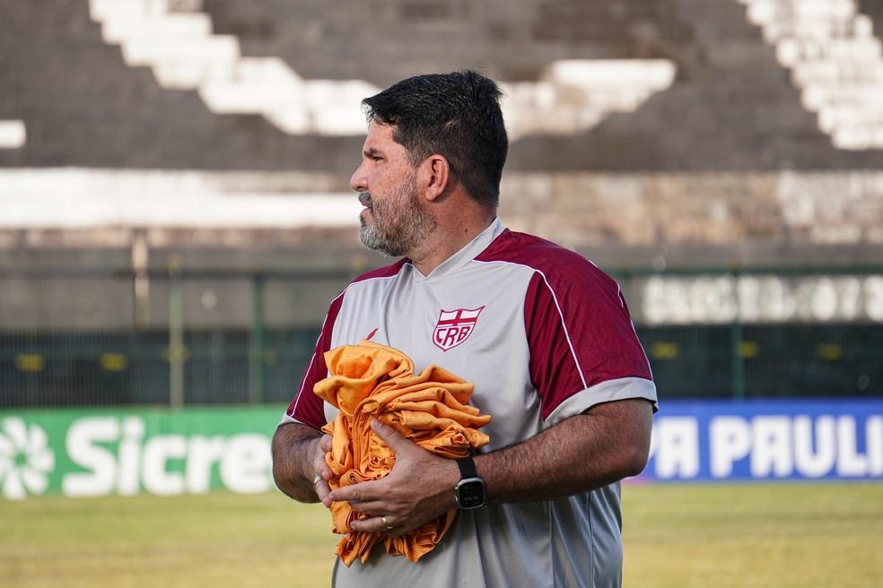 Técnico Barroca monta time do CRB antes do jogo contra o Botafogo-SP