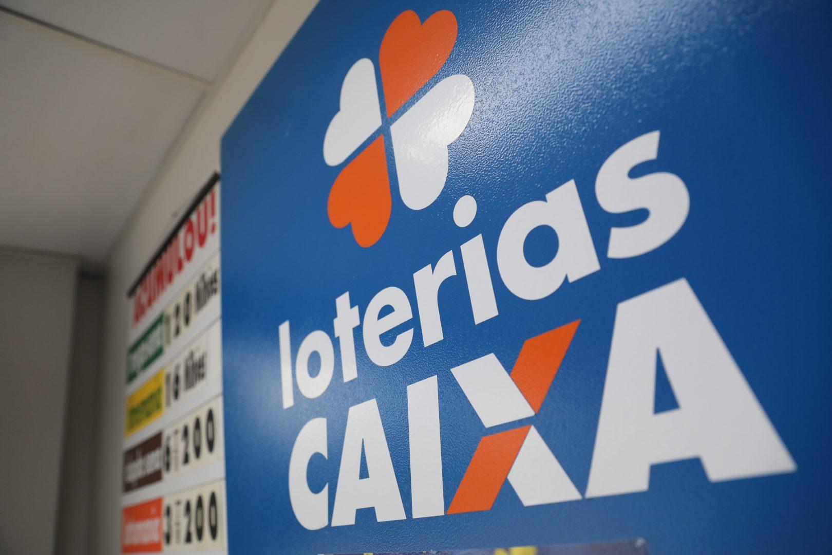 Maior prêmio do ano da Mega-Sena leva apostadores às lotéricas de Florianópolis.