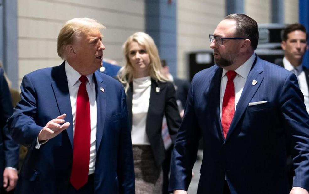 Jason Miller ao lado de Donald Trump