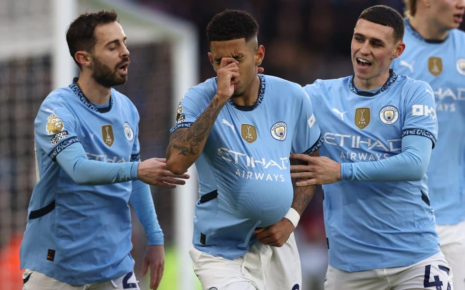 Savinho comemora gol no jogo do Manchester City contra o Leicester pela Premier League.