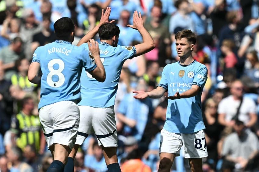 Jogadores do Manchester City comemoram gol sobre o Crystal Palace, pela Premier League.