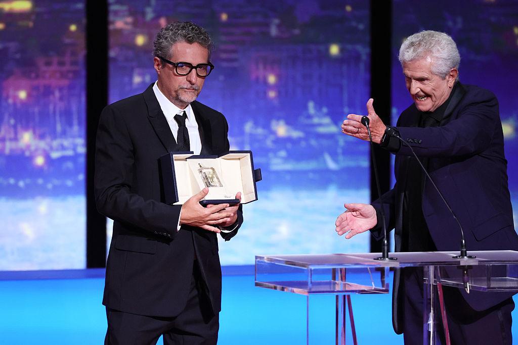 Kleber Mendonça Filho ganha prêmio de melhor diretor no Festival de Cannes por 'O Agente Secreto'.