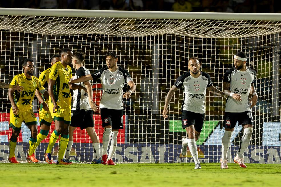 Jogadores do Mirassol tiram satisfação com Memphis, do Corinthians, após cavadinha