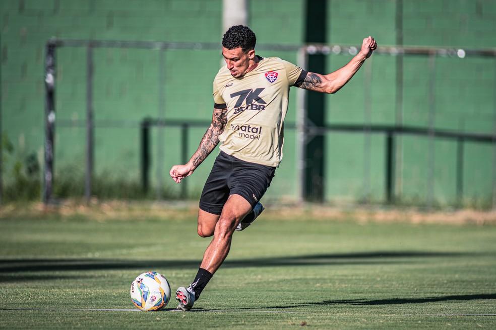 Gabriel Baralhas durante treino do Vitória