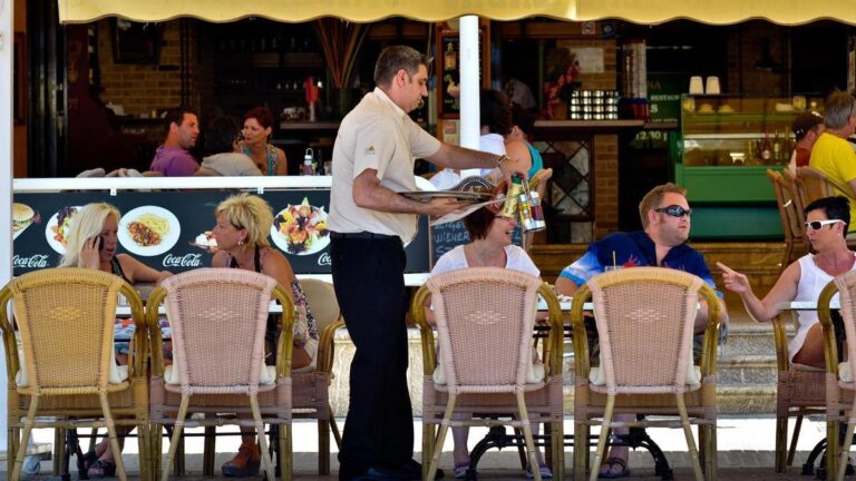 Discriminação em Mallorca: Mallorquiner não pode beber café em terraço reservado apenas para turistas