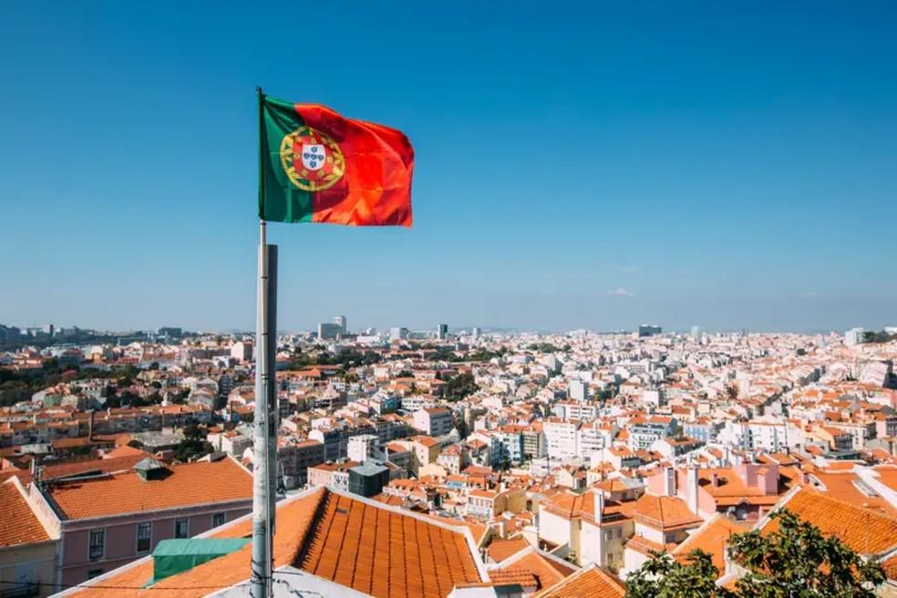 Bandeira de Portugal sobre casas de Lisboa