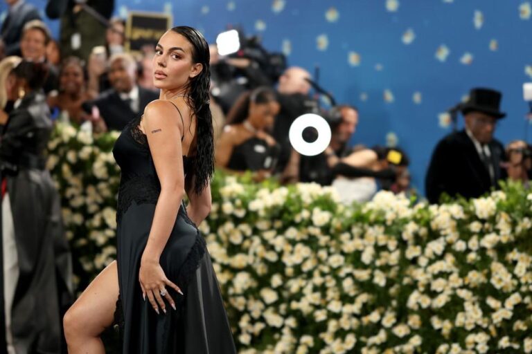 Georgina Rodríguez brilha no Met Gala 2025 com look ousado e tatuagem estilizada