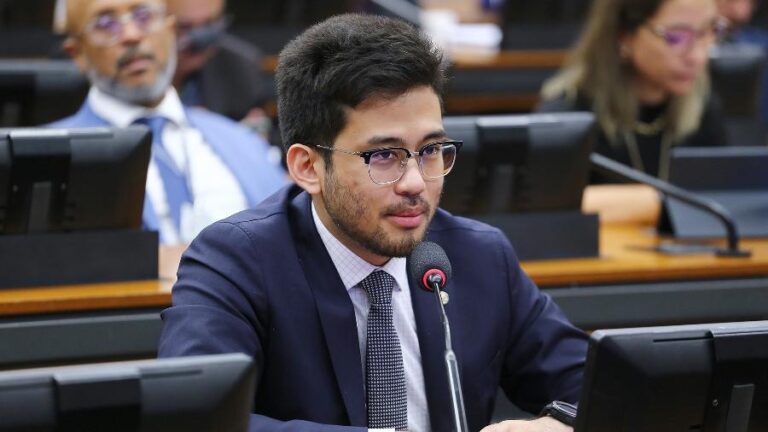 Kim Kataguiri Critica Bolsonaristas Após Voto Contra Suspensão de Processo de Ramagem