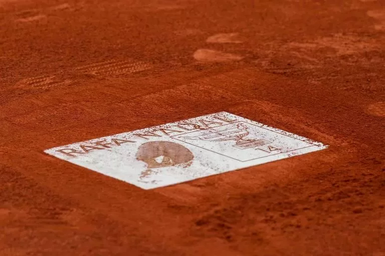 Rafael Nadal é Homenageado em Roland Garros com sua Pegada Eternizada