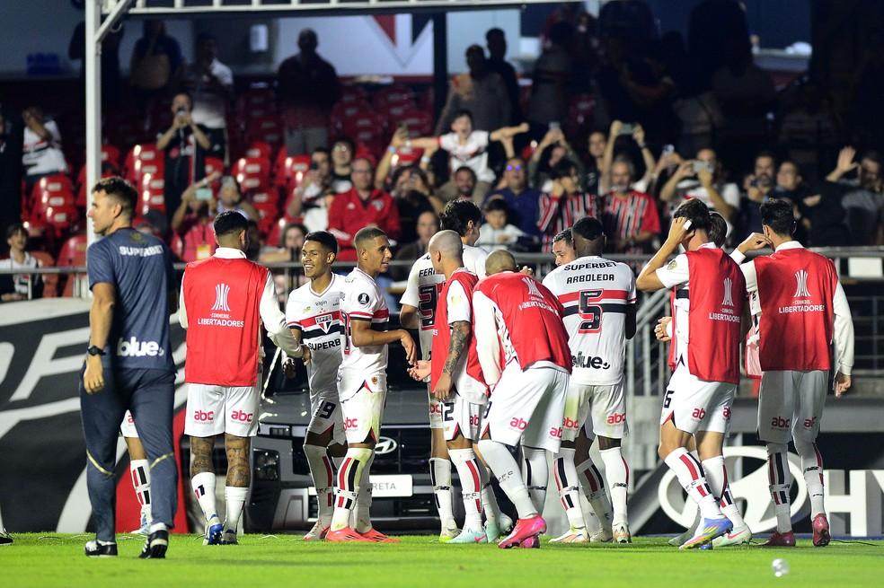 São Paulo comemora gol de Luciano contra o Talleres