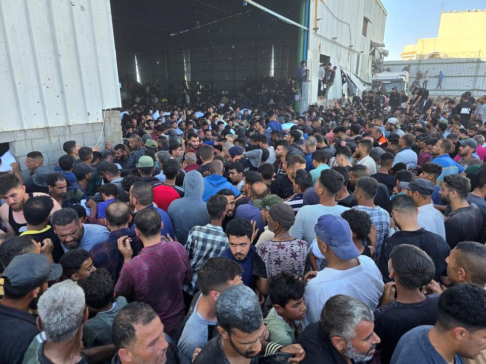 Milhares de palestinos invadem armazém de agência da ONU em Gaza em busca de comida
